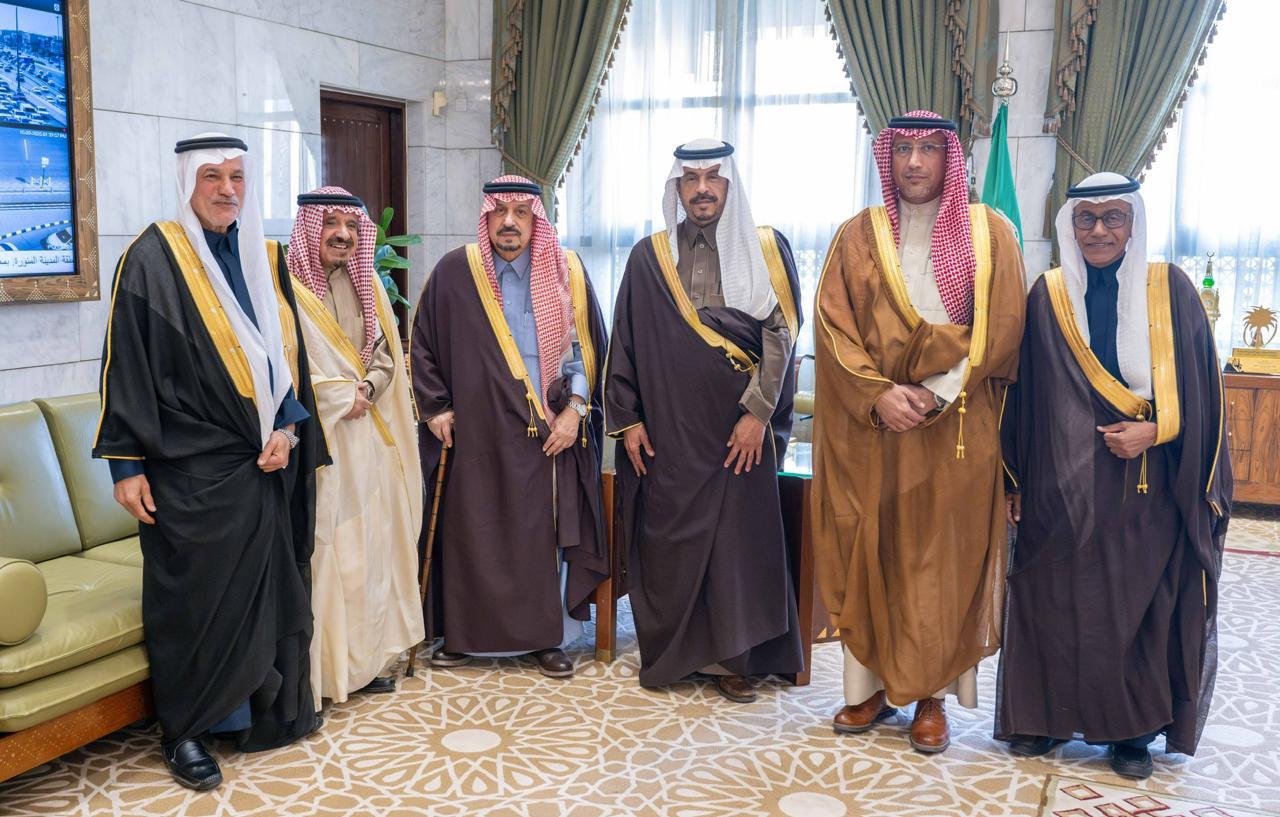 أمير الرياض مع أعضاء لجنة قيصرية الكتاب
